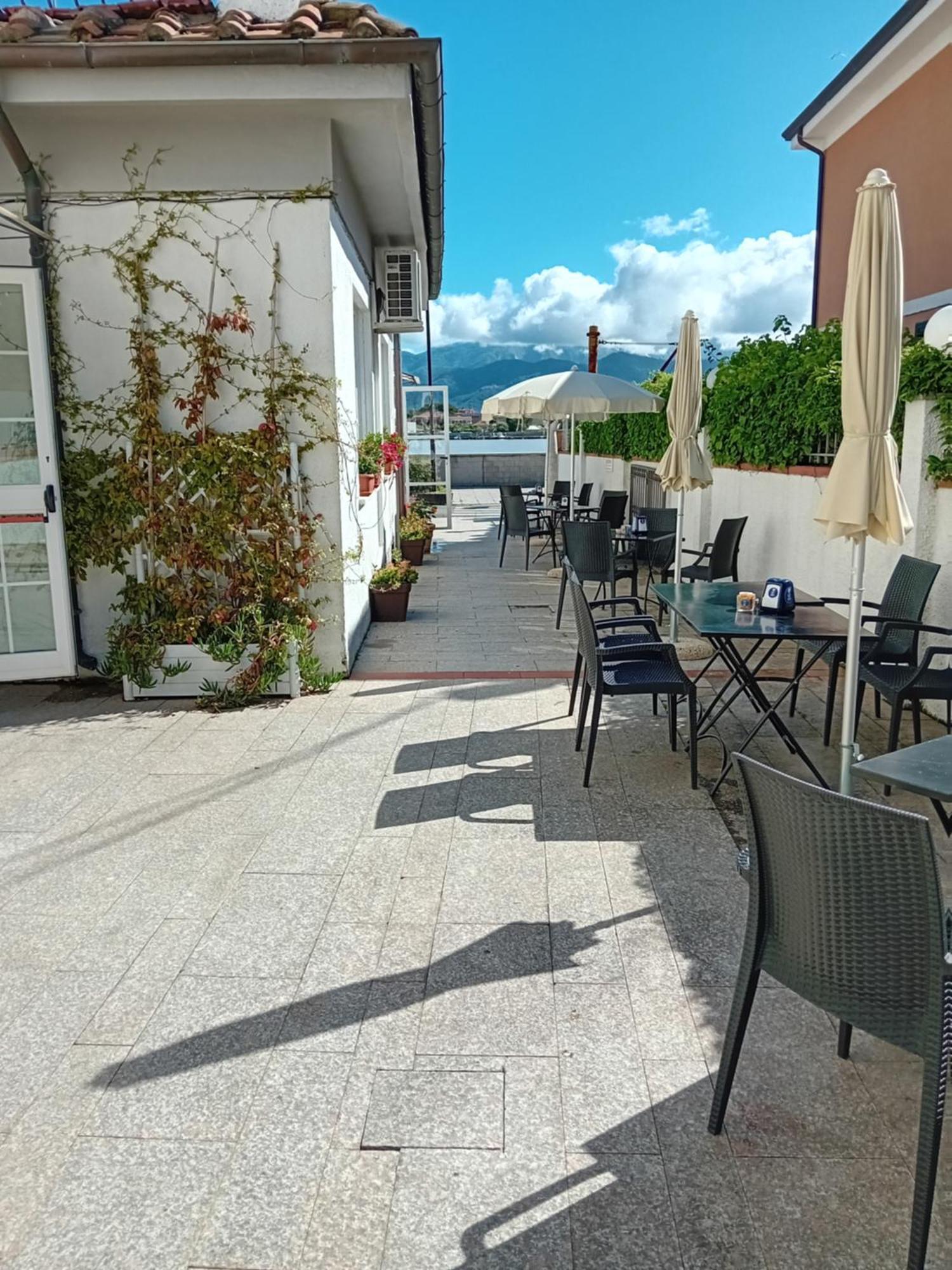 Hotel Garden Bocca Di Magra Bagian luar foto