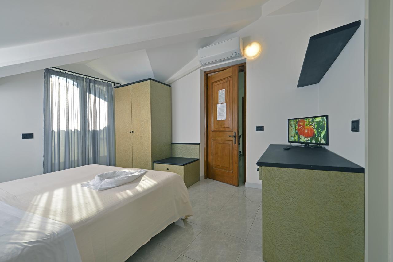 Hotel Garden Bocca Di Magra Bagian luar foto